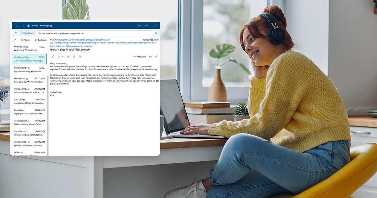 Junge Frau sitzt an einem Tisch an ihrem Laptop