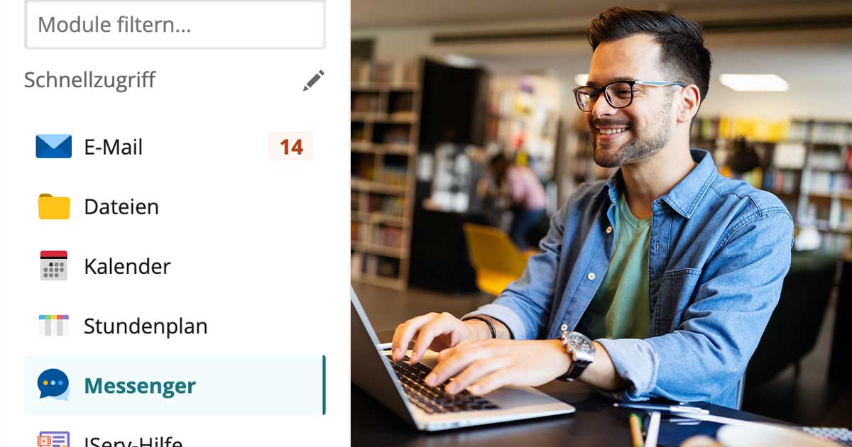 Mann sitzt in Bibliothek am Tisch und tippt auf seinem Laptop.