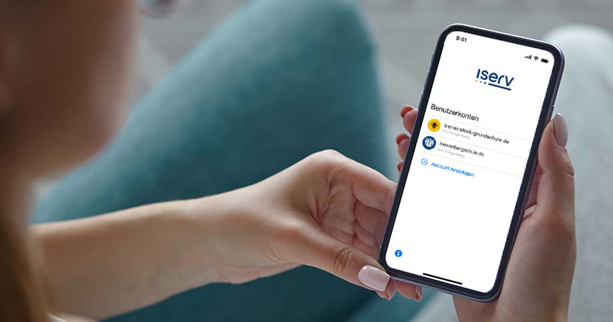 Eine junge Frau am Smartphone mit der IServ Anmeldemaske