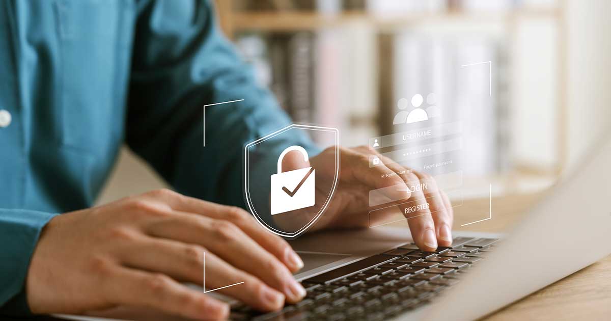 Die Hände eines Mannes auf einer Laptop-Tastatur