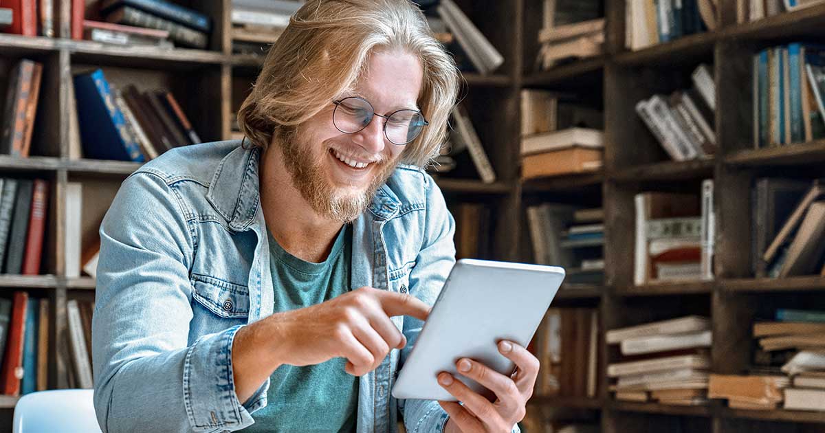 Ein Mann tippt auf einem Tablet